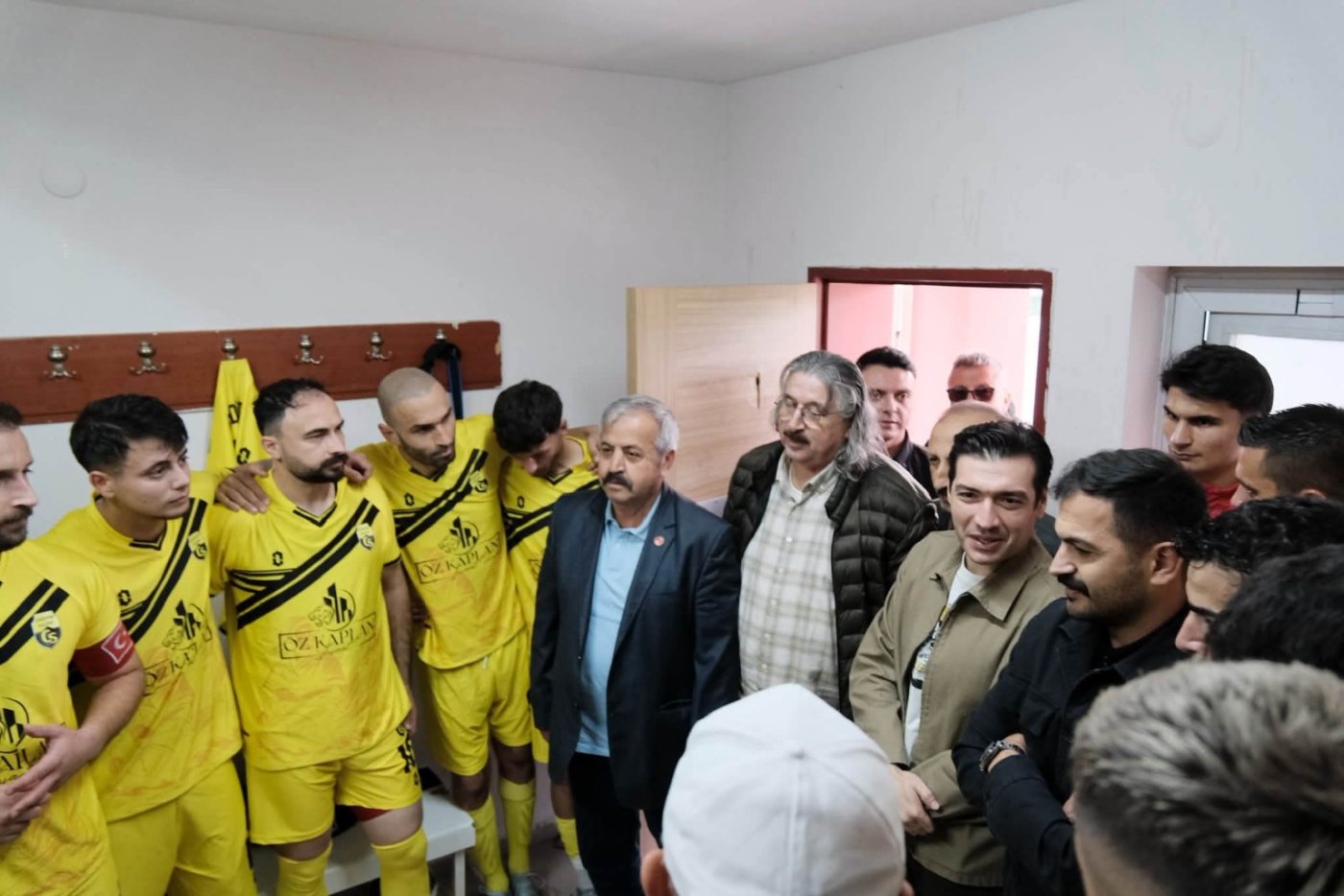 Cide Kaymakamı Furkan Atalık&rsquo;ın Safranboluspor ma&ccedil;ı &ouml;ncesinde Cidespor futbolcuları ve teknik ekibiyle buluşması