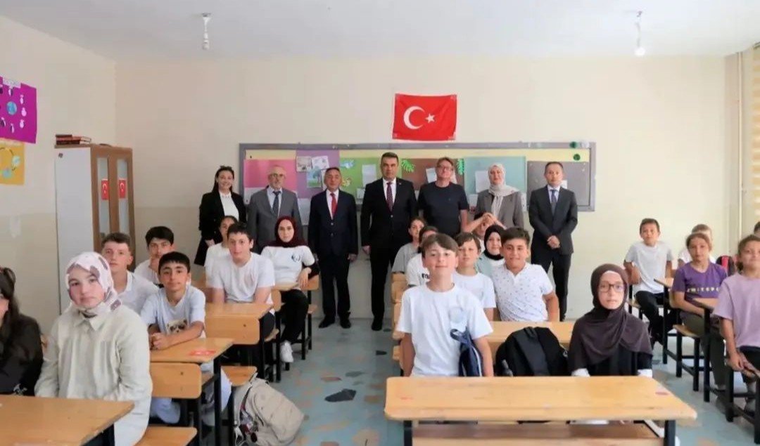 İl Millî Eğitim Müdürü Hasan Gümüş, Cide'de Öğrencilerle Bir Araya Geldi