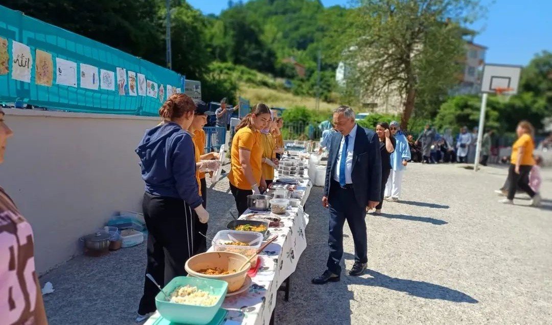 Şehit Osman Yılmaz Ortaokulu'nda Yıl Sonu Sergisi ve Kermes Düzenlendi