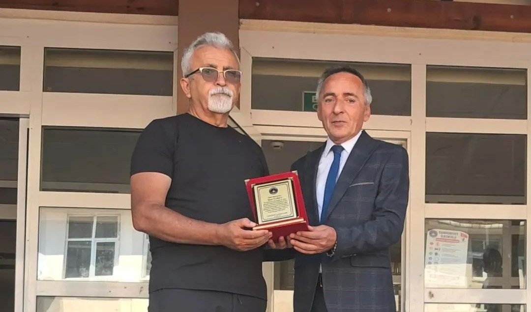 Eğitime Adanmış Bir Ömür: Recai Yılmaz'a Plaket